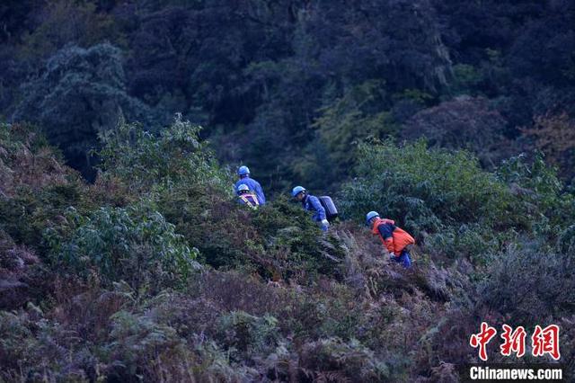 四川大涼山の「馬上の電気保安管理員」、7日間かけ無人區(qū)の點検作業(yè)