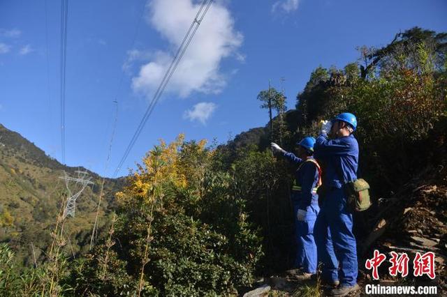 四川大涼山の「馬上の電気保安管理員」、7日間かけ無人區(qū)の點検作業(yè)