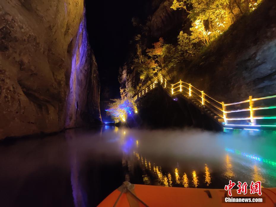 訪れる人を魅了する丹霞の夜景　福建省泰寧