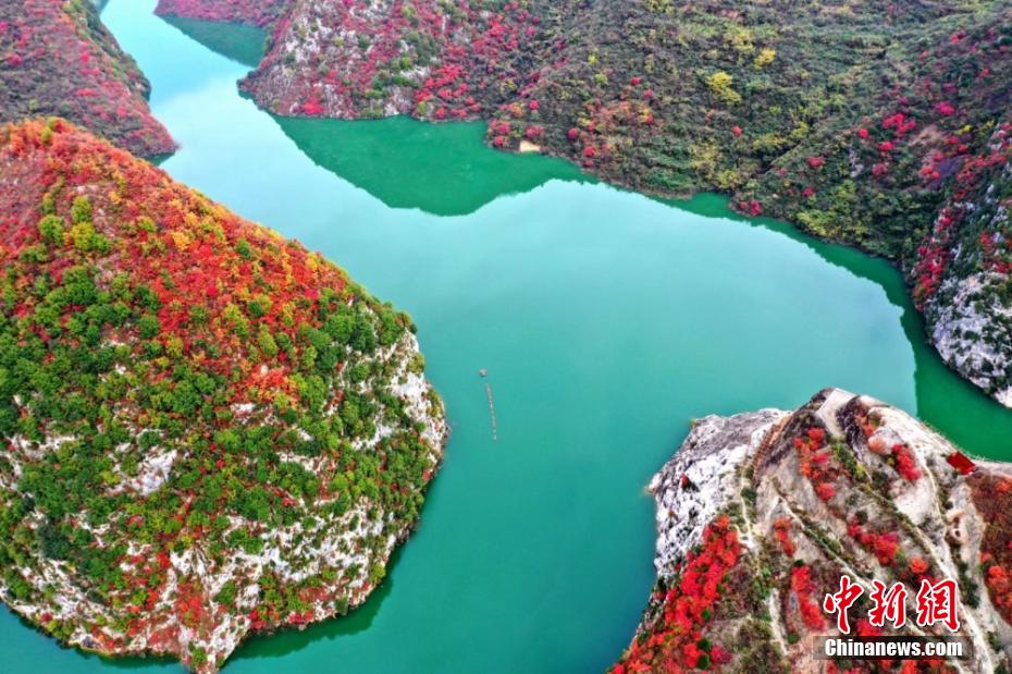 青き水たたえ紅葉の山に囲まれた絶景ダム　 甘粛省成県