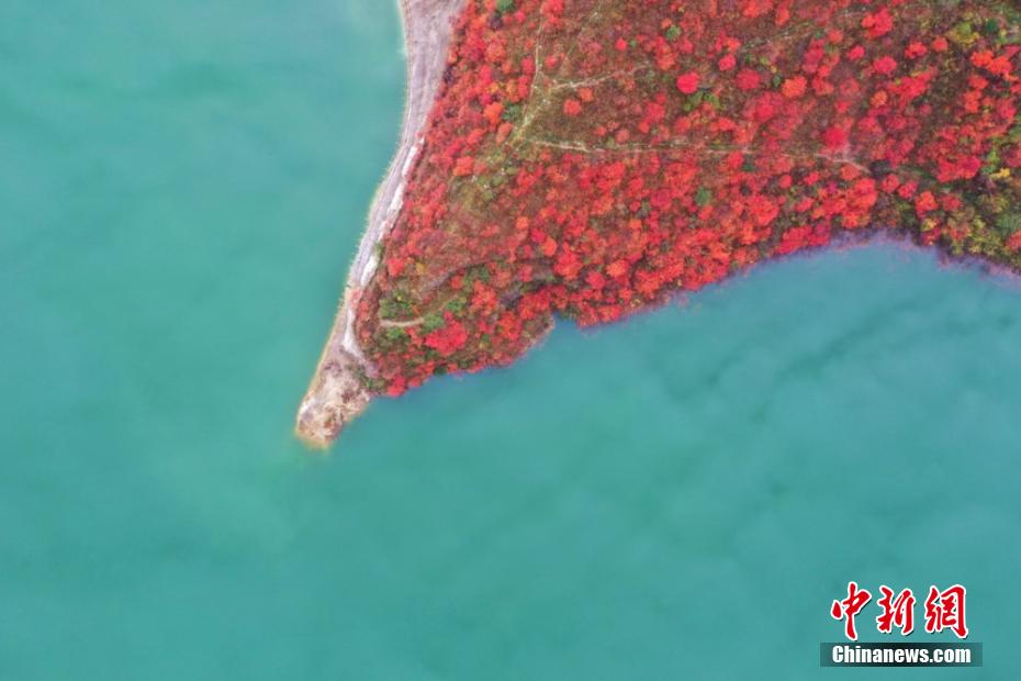 青き水たたえ紅葉の山に囲まれた絶景ダム　 甘粛省成県