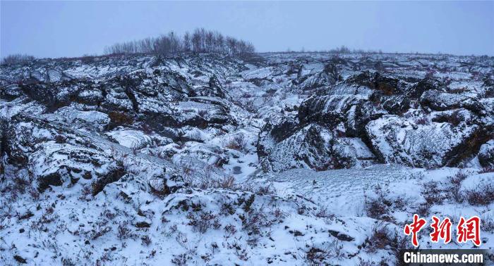 黒竜江省五大連池に初雪　まるで水墨畫の風(fēng)景