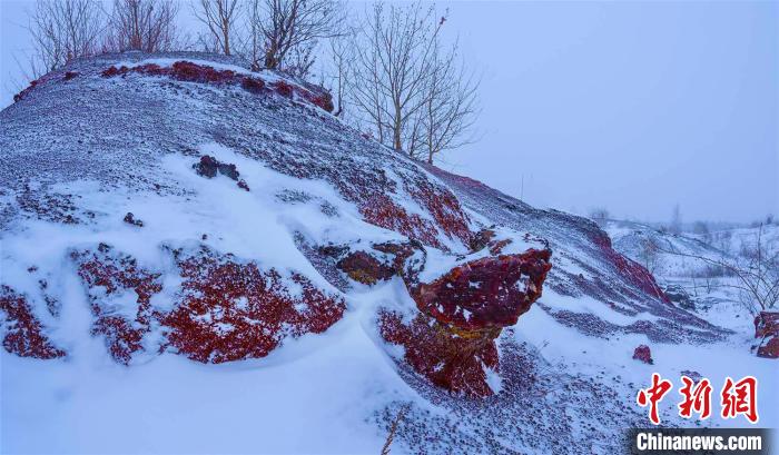 黒竜江省五大連池に初雪　まるで水墨畫の風(fēng)景