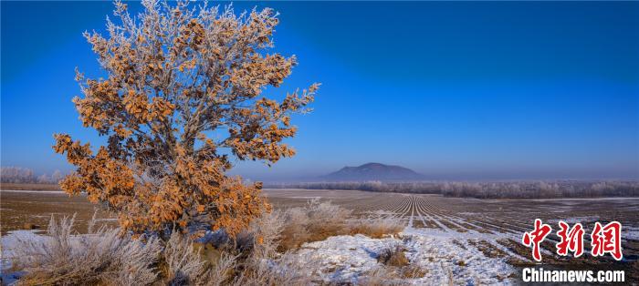 黒竜江省五大連池に初雪　まるで水墨畫の風(fēng)景