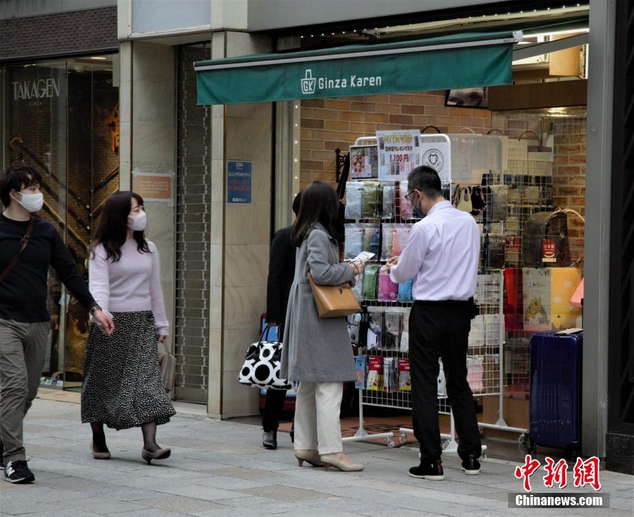 東京にあるショップでマスクを購入する女性（撮影?呂少威）。