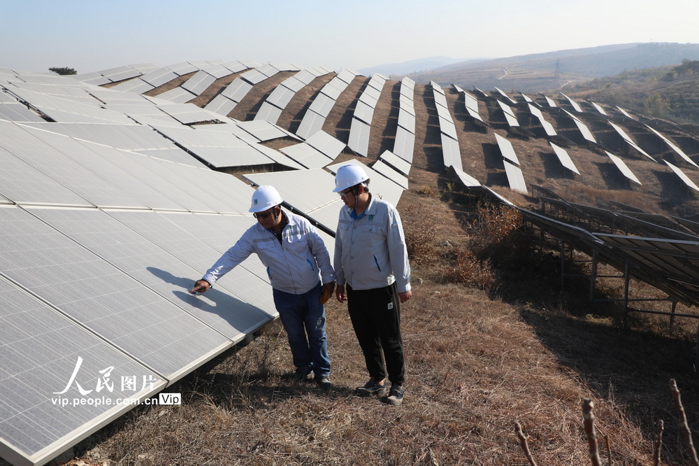 河北省唐山市、荒れ果てた山が太陽(yáng)光発電所に