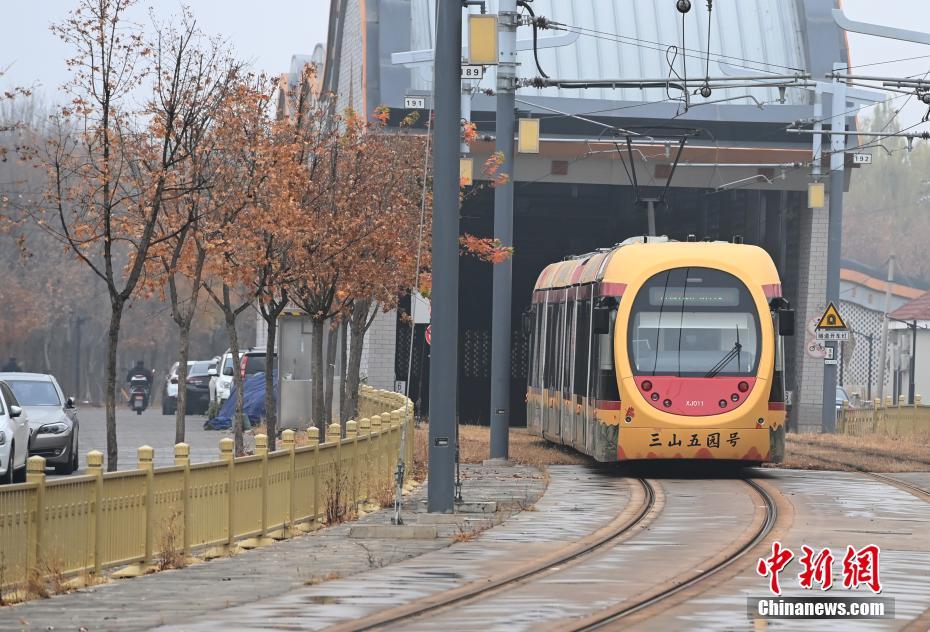 ラッピング車両「三山五園號」（撮影?侯宇）。