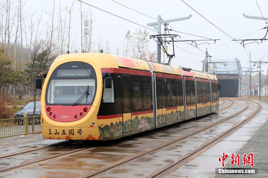 北京鉄道交通の西郊線がラッピング車両「三山五園號」を運行