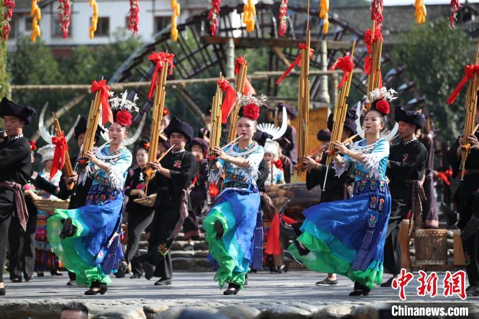 ミャオ族の新年を祝う、無(wú)形文化遺産パレードが開(kāi)催　貴州省