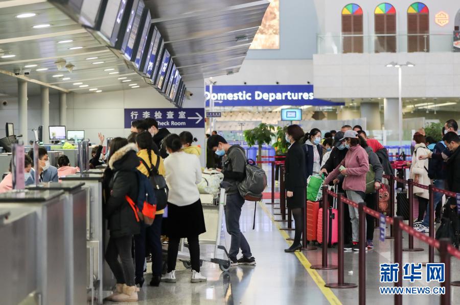 上海浦東空港第2ターミナルの出発フロアで搭乗手続きを行う旅客(11月24日撮影?丁汀)。