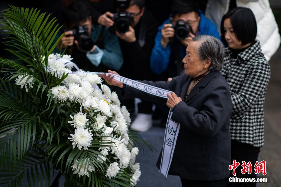 南京大虐殺犠牲者遺族による慰霊會に出席した生存者の夏淑琴さん（撮影?泱波）。