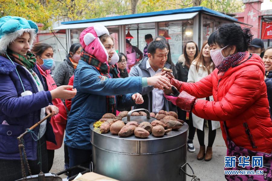 焼き芋を売る金髪女性、ある米國人姉妹の「中國の夢」