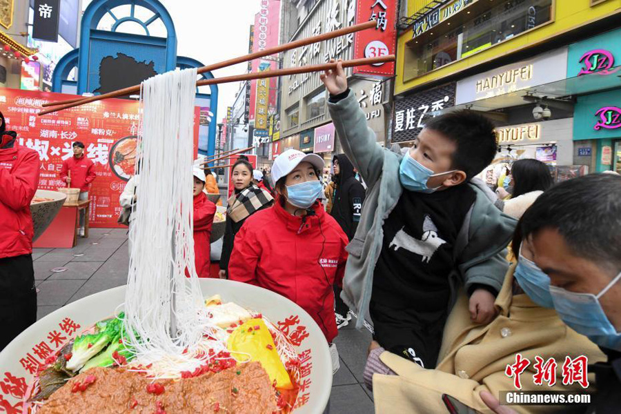 長沙の街頭にリアルな巨大ピリ辛ビーフン登場！　湖南省