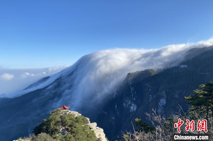 流れ落ちる滝のような雲(yún)が広がる江西廬山の冬