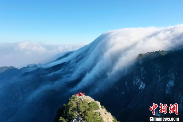 11月30日、流れ落ちる滝のような雲(yún)が広がる江西廬山の冬景色（撮影?程鵬）。