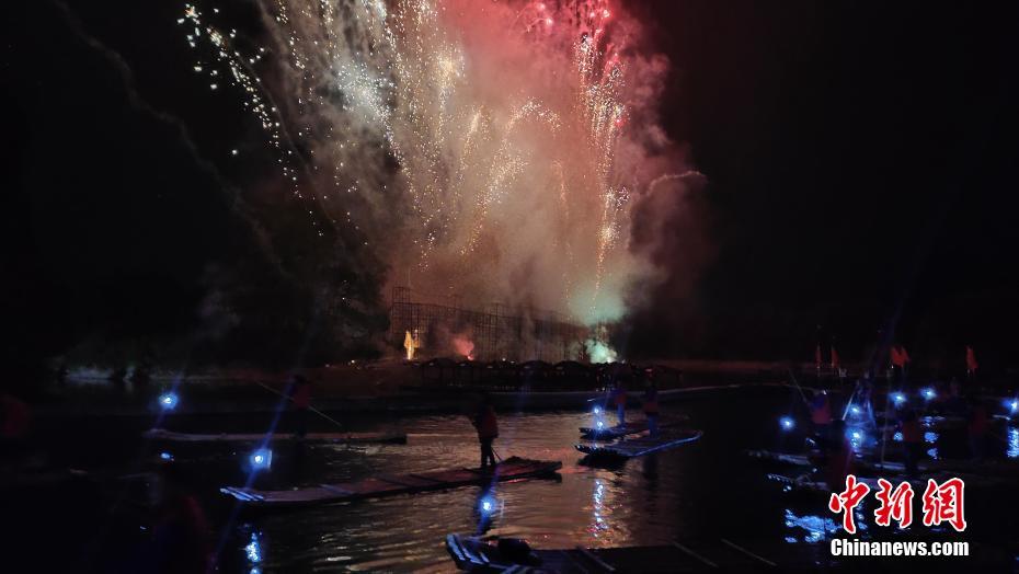 1日夜、陽(yáng)朔県を流れる漓江の畔で再現(xiàn)された陽(yáng)朔八大美景の一つ「漓江漁火」の光景（撮影?楊宗盛）。