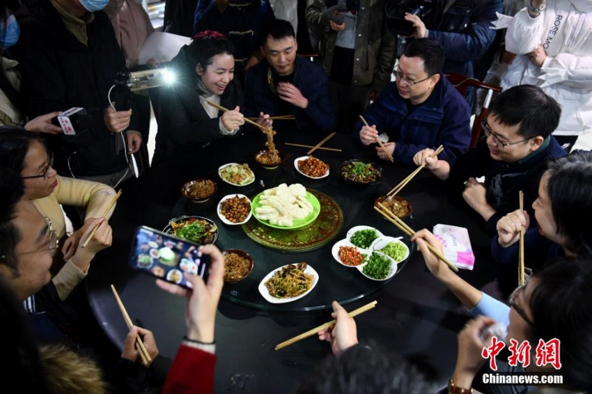 モンゴルから寄贈された羊肉を一緒に味わう醫(yī)療従事者たち（撮影?張浪）。