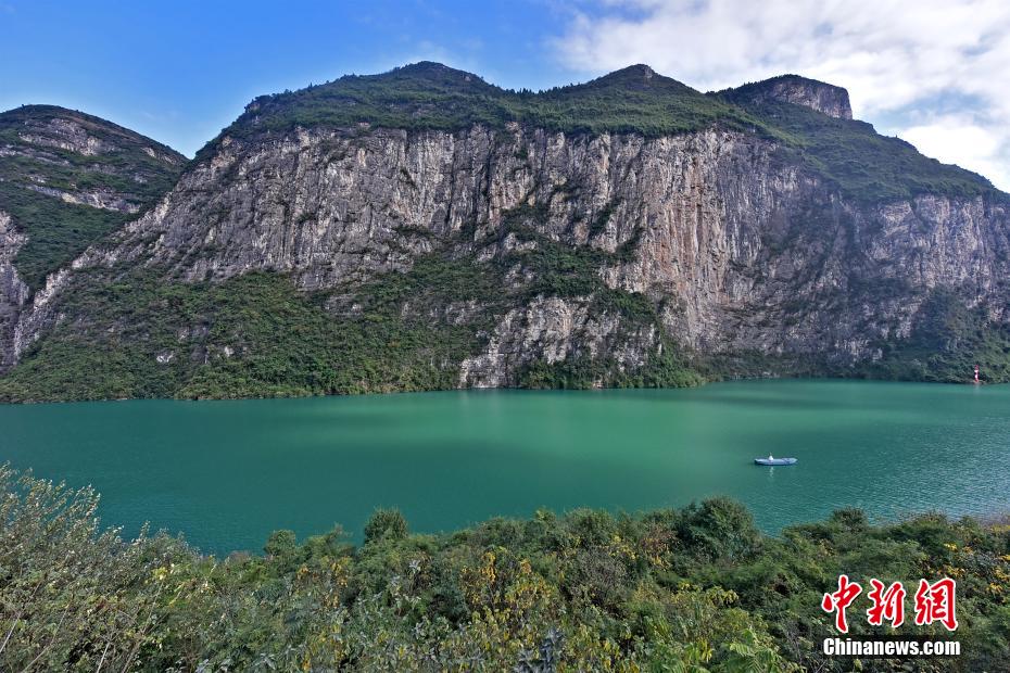 貯水による美しい風(fēng)景広がる三峽ダム