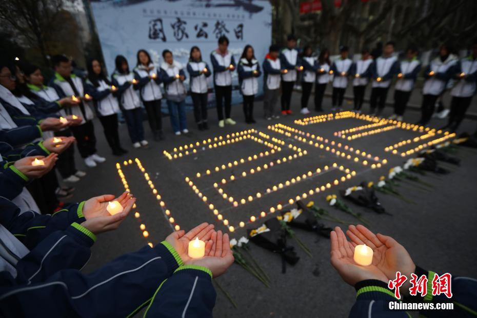 南京大虐殺犠牲者國家追悼日に先立ち犠牲者を弔う南京の大學(xué)生　江蘇省