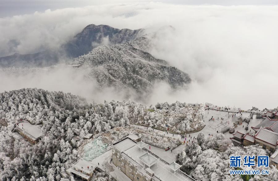 15日、湖南省衡陽市の衡山（南岳）風(fēng)景名勝區(qū)で雪を観賞する観光客（ドローンで撮影?曹正平）。