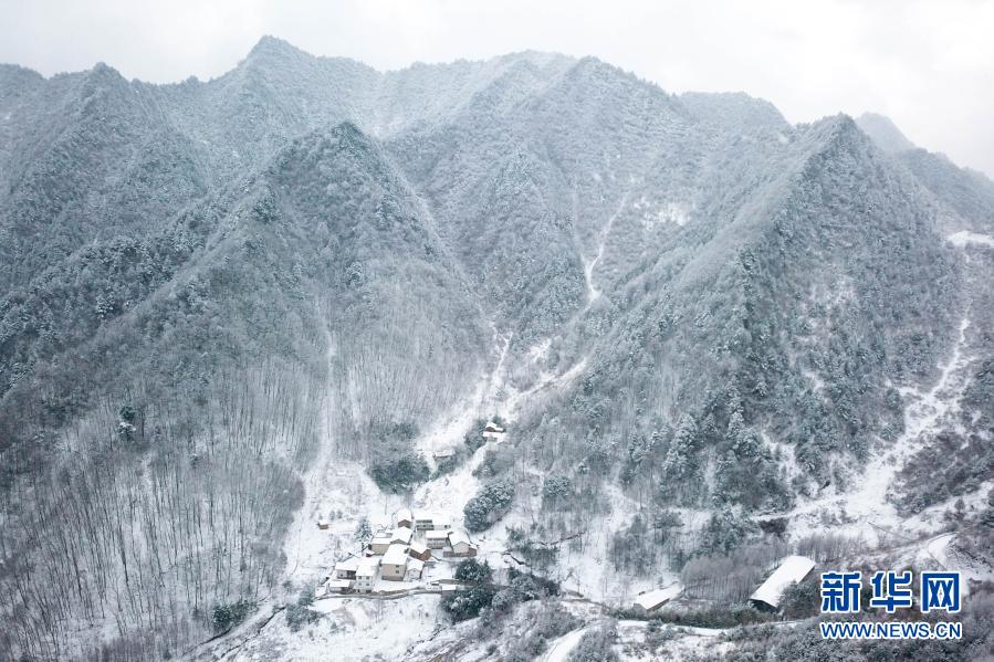 美しい郷村の雪景色　甘粛省隴南