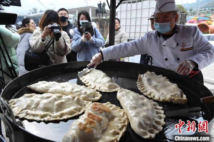 羊肉鍋と餃子を食べて冬至を迎える人々　重慶