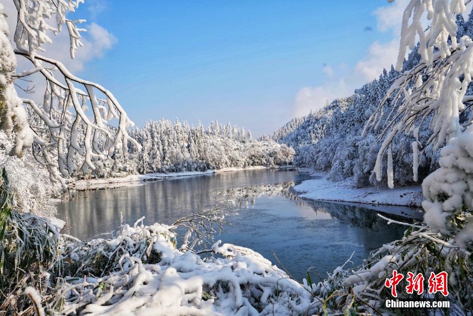 氷と雪に覆われた紅竜湖森林公園（撮影?黃淮河）。