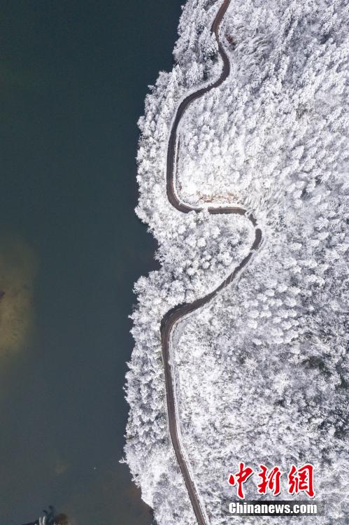 太陽の光でキラキラ光る雪の「仙境」　四川省古藺