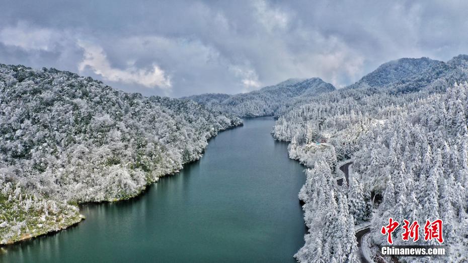 太陽(yáng)の光でキラキラ光る雪の「仙境」　四川省古藺