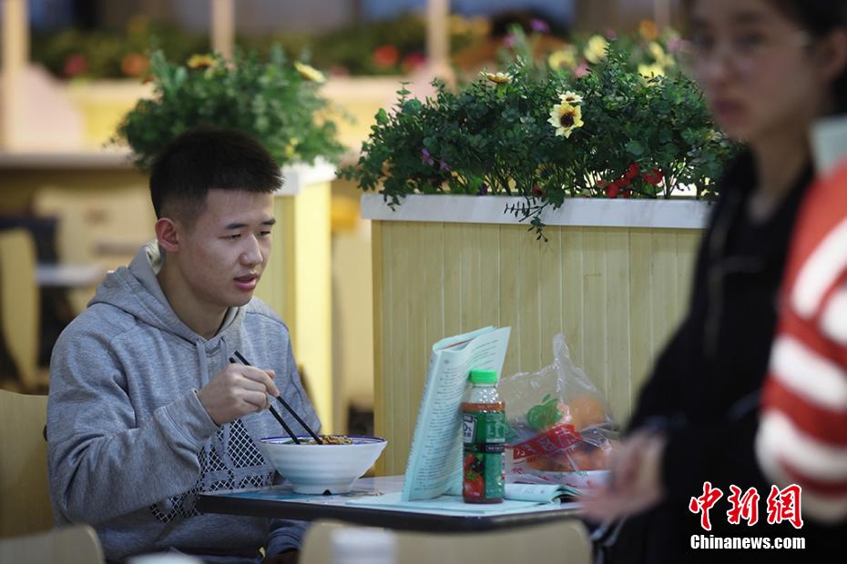 大學(xué)院受験生のために優(yōu)れた自習(xí)室に「変身」した學(xué)生食堂　江蘇省南京