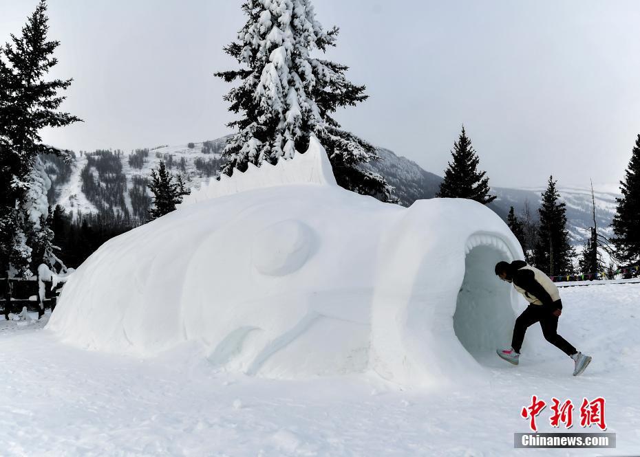 12月23日、ユニークな巨大魚の雪像に入っていく観光客（撮影?劉新）。