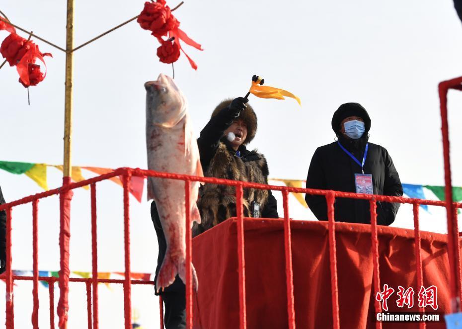 冬一番に捕獲された「頭魚」が300萬元の高値で落札　吉林査干湖