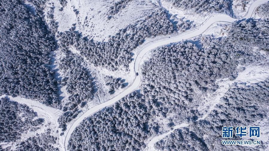 雪化粧に覆われた貴州省の烏蒙山