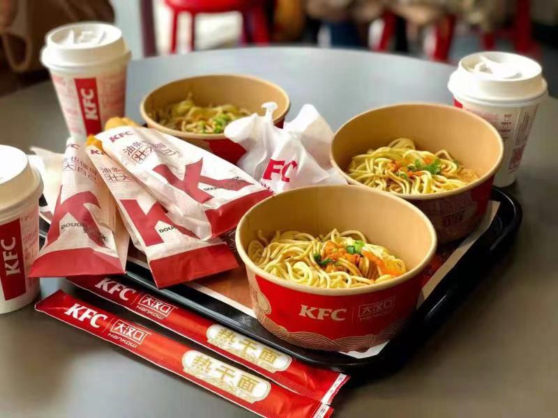 武漢名物の熱乾麺がKFCのメニューに登場(chǎng)、箸の提供も初　湖北省武漢