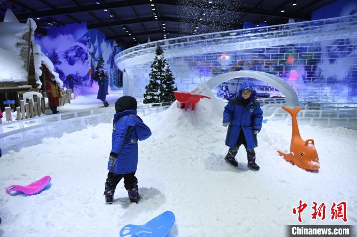 重慶動(dòng)物園に「氷と雪の世界」　市民が「北國(guó)の冬」を體験