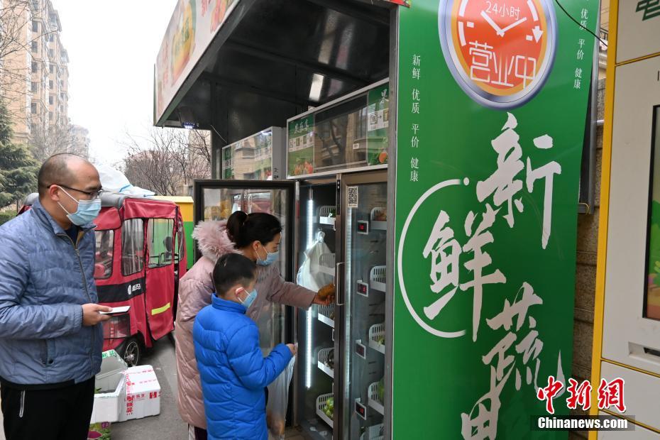 コロナ対策でステイホーム続く市民に野菜と果物の自販機(jī)が人気に　河北省石家荘