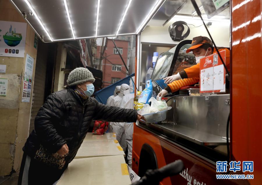 封鎖管理された居住地區(qū)住民をバックアップする朝食キッチンカー　上海市