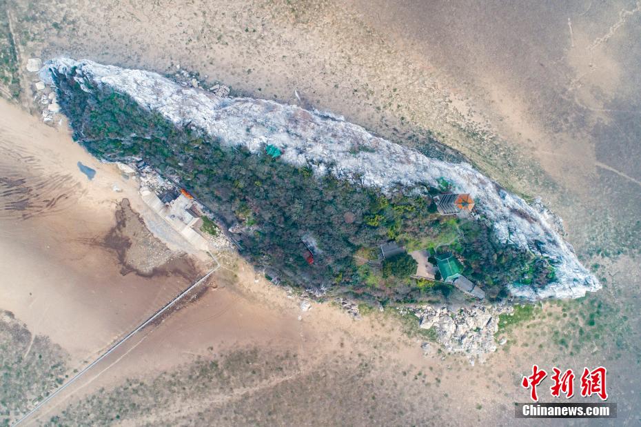 上空から見た鄱陽湖の靴山島は「雪山」と樹林が半々に　江西省