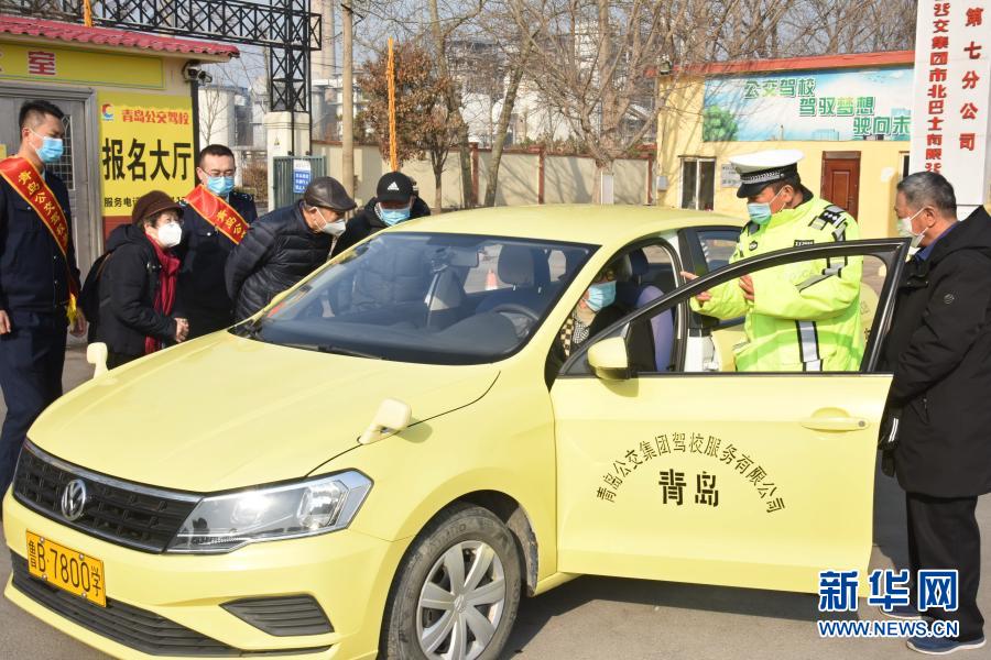 自動(dòng)車教習(xí)所で頑張る「シルバー生徒」たち　山東省青島市