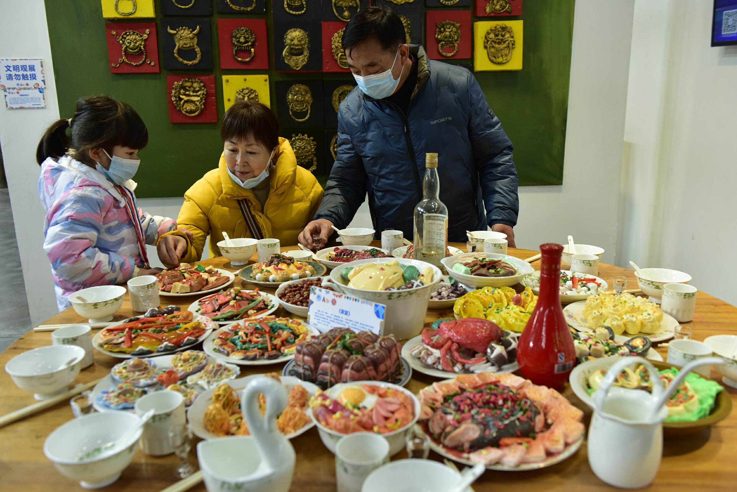 粘土で作り上げた立體的な作品「年夜飯（年越し料理）」（寫(xiě)真著作権は東方ICが所有のため転載禁止）