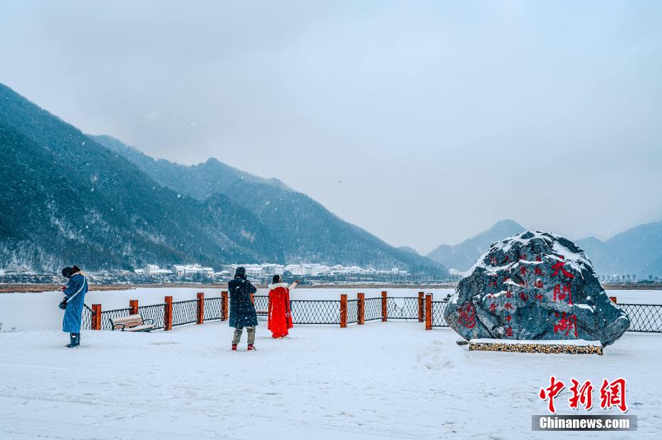 寒く寂しい神農(nóng)架の「雪の巣」がロマン溢れる「雪郷」に変身　湖北省