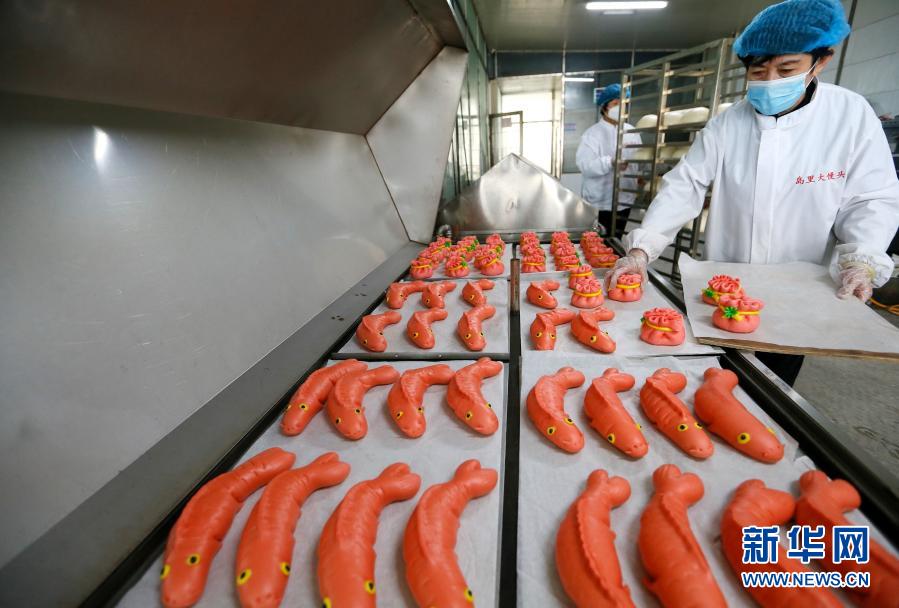 最盛期迎えた華やかな飾り蒸しパン「花饃」作り　山東省青島