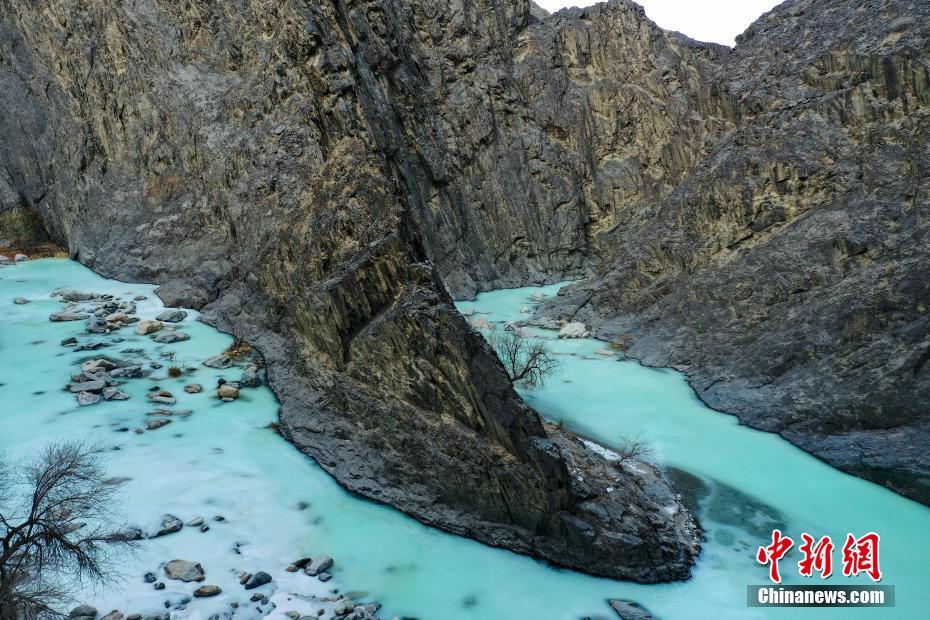 谷間を走るシルクリボンのような渓流（撮影?年磊）。