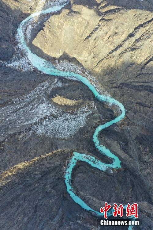 谷間を走るシルクリボンのような渓流　新疆庫魯克塔格山の景観