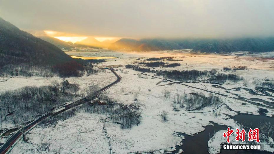 降雪後に晴れ上がった大九湖の靜かで澄み切った幻想的な風(fēng)景