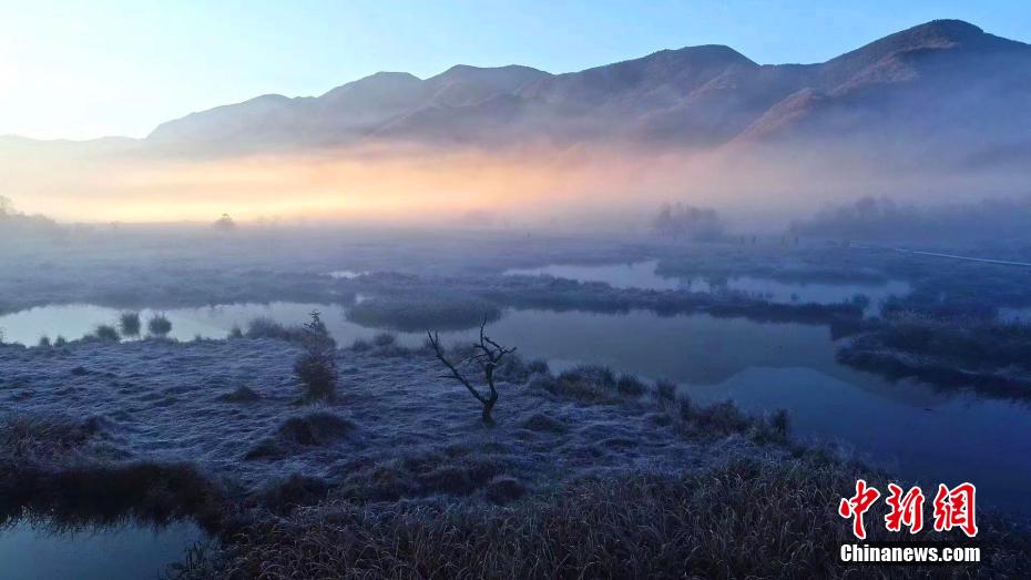 降雪後に晴れ上がった大九湖の靜かで澄み切った幻想的な風(fēng)景