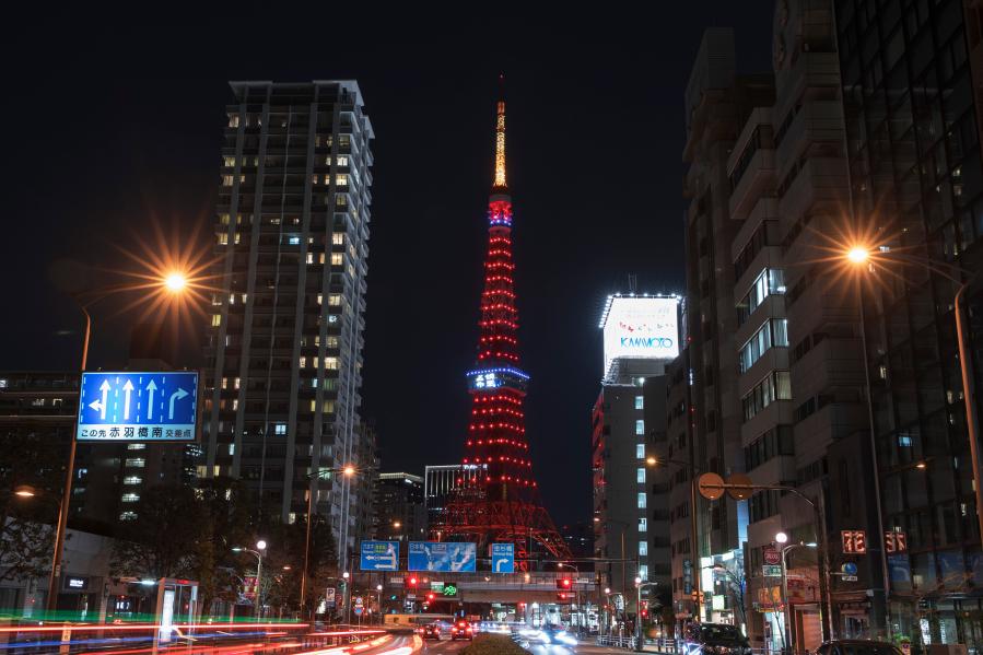 2月11日、日本の東京タワーが「中國レッド」にライトアップ。（撮影?杜瀟逸）