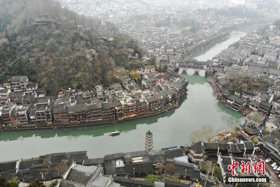 2月16日、上空から撮影した、鳳凰県を西から東に流れる湘西沱江（撮影?楊華峰）。