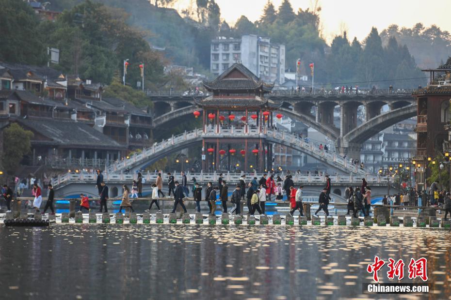 沱江が流れる「美しい小城」　湖南省鳳凰県