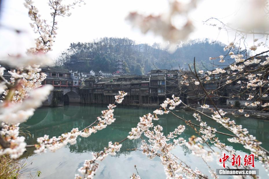 沱江が流れる「美しい小城」　湖南省鳳凰県